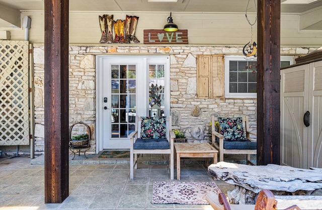 Quaint, Cozy, Spacious, Airy .one of Gruene's favorites.
