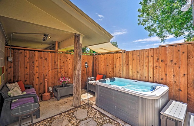 Quaint Garden City Studio w/Hot Tub: Pets Welcome