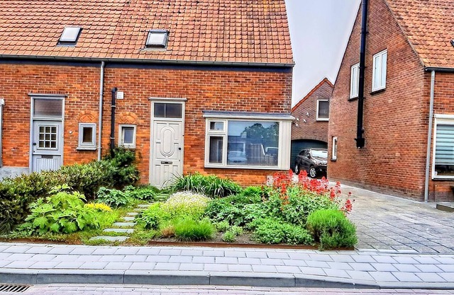 Quaint holiday home in Lamswaarde with garden
