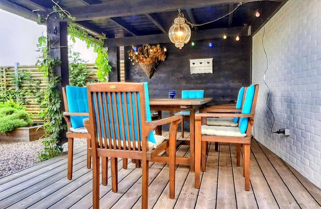 Quaint holiday home in Lamswaarde with garden