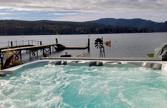 Quaint Lakefront Cottage w/Hot tub In Bellingham