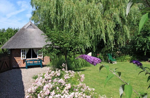 Quaint little thatched house, walking distance to beach