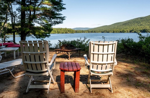 Quaint Log Cabin on Lake Kanasatka with shared beach