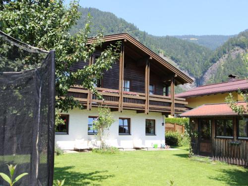 Quaint Mansion near ski bus in Goldegg
