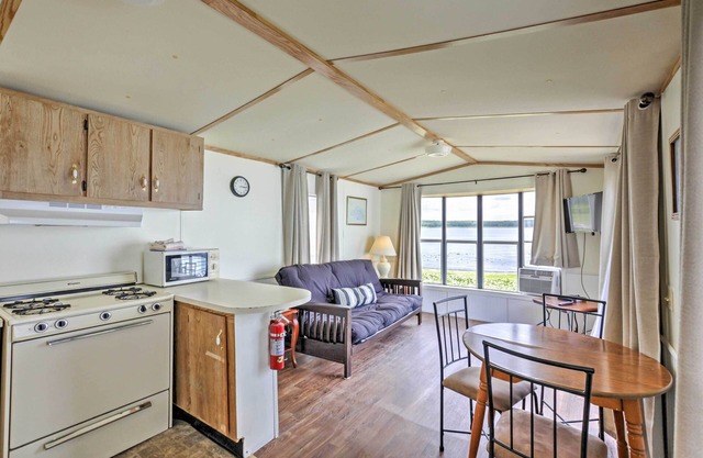 Quaint Silver Springs Cabin w/Direct Lake Access!
