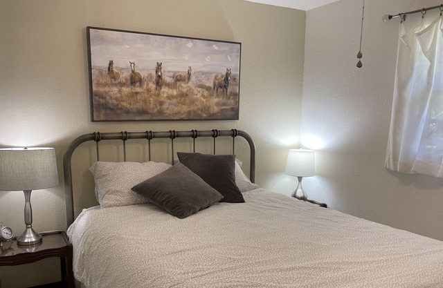Quaint Single Level Ranch with Hottub in Oregon's Garden City - Silverton