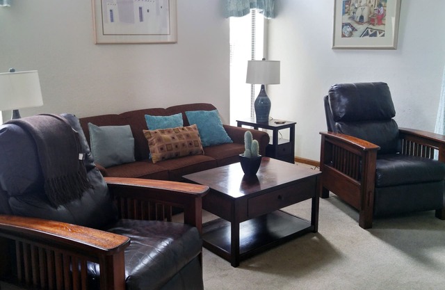 Quality Hill Resort Villa, sleeps six, full kitchen, dining room, private patio