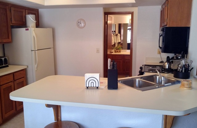 Quality Hill Resort Villa, private garage with remote, deck and barbecue