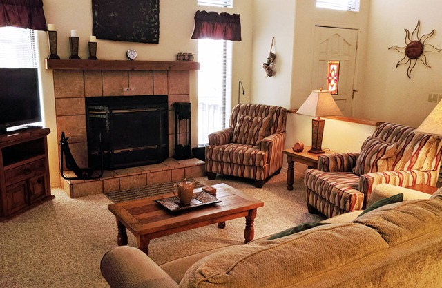 Quality Hill Resort Villa, sleeps six, private deck with barbecue, garage