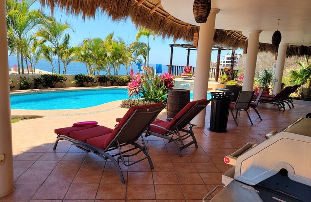 Quality Hilltop Home. Endless Ocean, Mountain, Jungle Views. Private Pool.