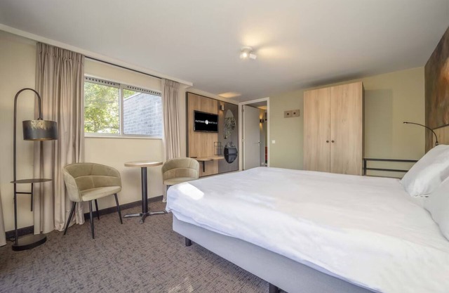 Quality Time Awaits: Spacious Room & Nearby Fun in Beekse Bergen Zoo