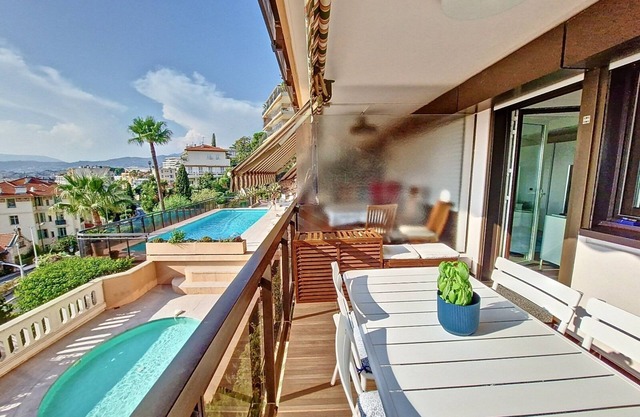 Quality-Time in Nice, apartment with great sea view and pool near the port