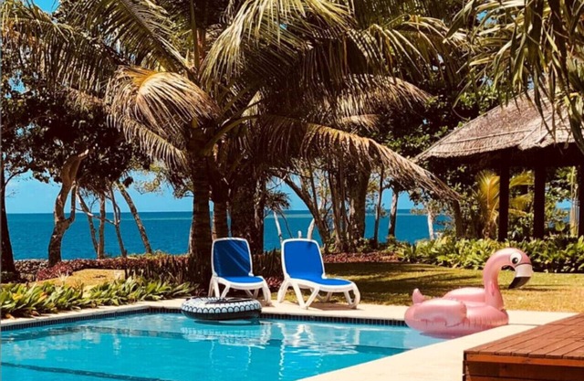 Qualius Lodge - Mele Bay's 5 Bedroom WOW Property & Private Paradise by the Sea