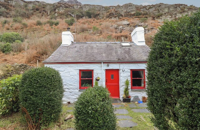 QUARRY COTTAGE, pet friendly, with open fire in Blaenau Ffestiniog