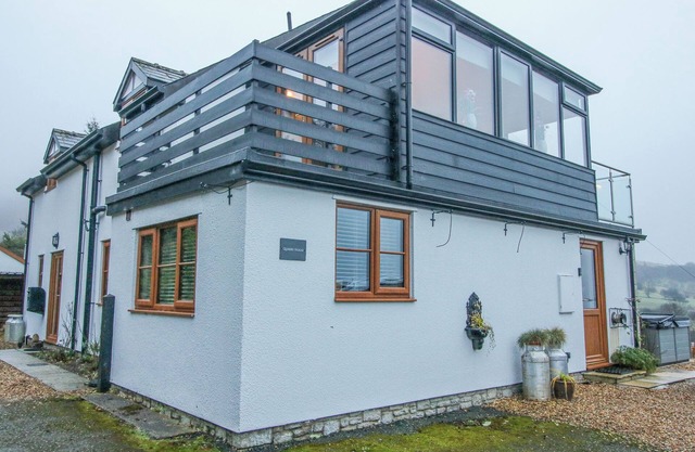 QUARRY HOUSE, family friendly, with hot tub in Priest Weston
