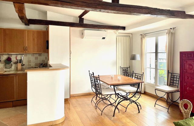 Quartier Latin exclusive 2 bedrooms with bathrooms, elevatore, AC, garage