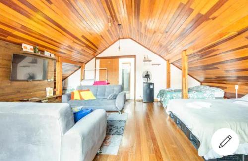 Quarto Chalé aconchegante em Casa da Família Anton próximo ao aeroporto