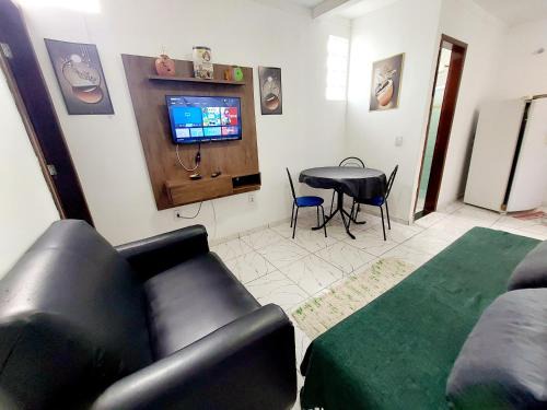 Quarto e Sala com Ar Condicionado, TV e Cozinha