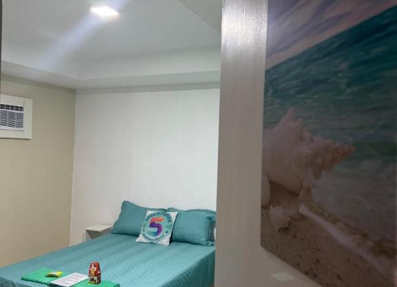 Quarto triplo em frente à praia