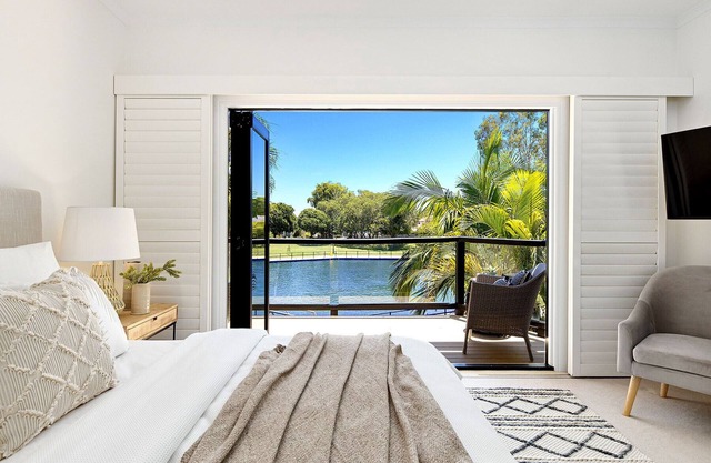 Quay Largo: Riverside Haven