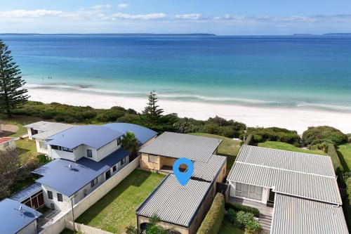 Quay's Cabin - Absolute Beachfront with Views