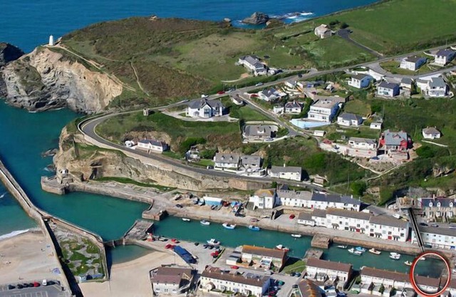 QUAYSIDE COTTAGE, pet friendly, country holiday cottage in Portreath