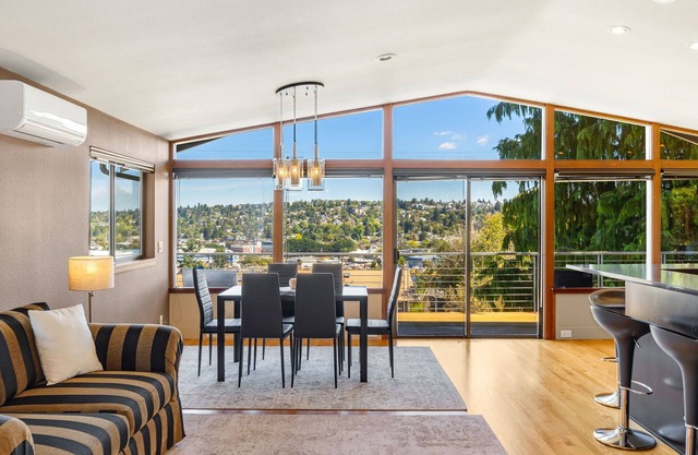 Queen Anne w/Canal Views | Deck, Near Downtown