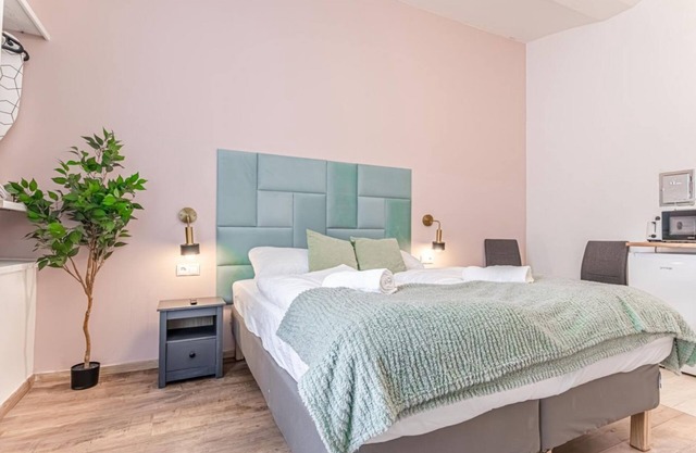 Queen Bed Central Studio w/kitchenette & smart TV