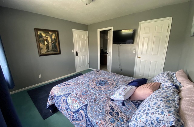 Queen Bed w/Private Bathroom