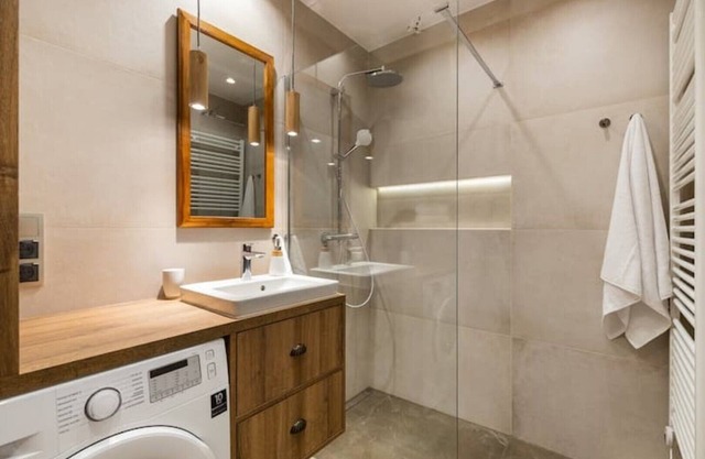 Queen Deluxe Suite - Stylish comfort & space for a relaxed start