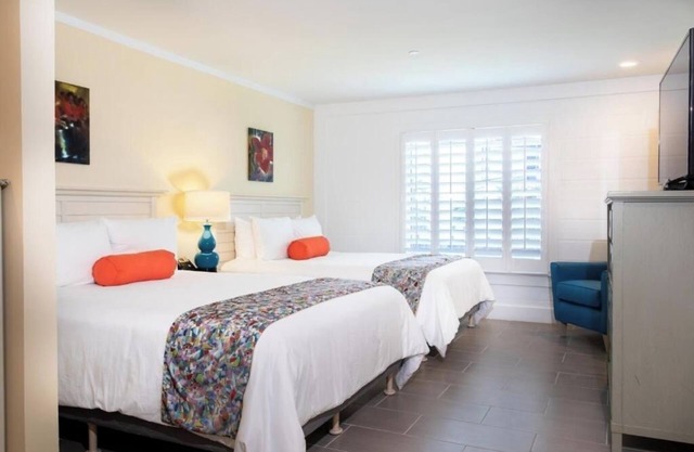 Queen Dream Stay | 4 Rooms + Skyline, Street Eats & Galleries
