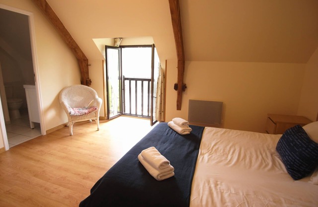 Queen-Family-Private Bathroom-Courtyard view