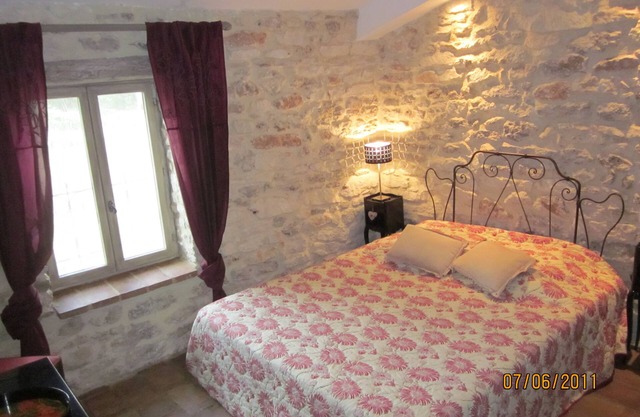 Queen-Framboise-Queen-Private Bathroom-Countryside view