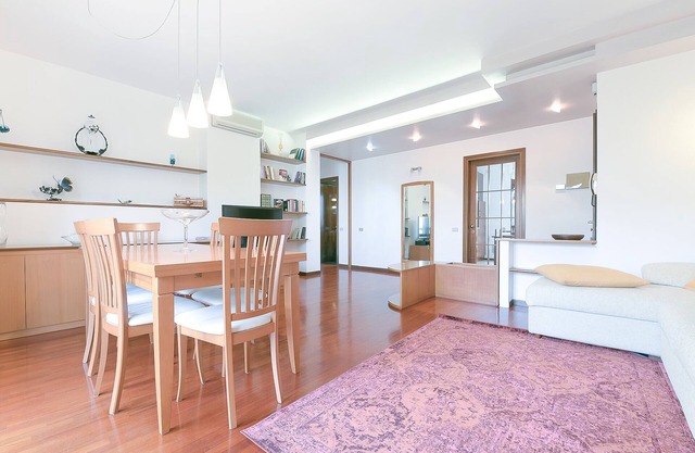 Queen Home Paola - Three Bedroom Apartment, Sleeps 7