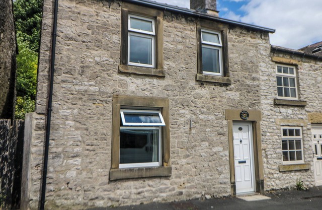 QUEEN'S COTTAGE, with open fire in Tideswell