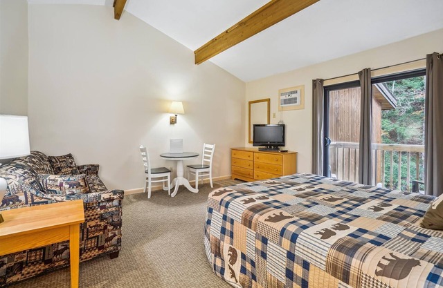 Queen Studio on the 2nd floor with outdoor heated pool 210