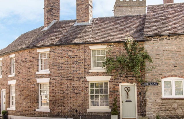 QUEENS COTTAGE, romantic, character holiday cottage in Much Wenlock