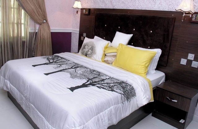 QUEENS GATE HOTEL