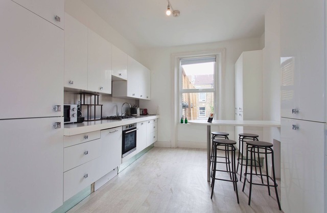 Queens Park Maida Vale 3 Bedroom Modern Apartment