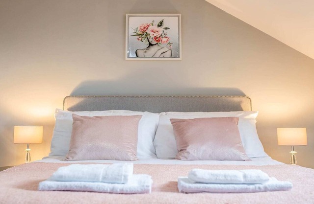 Queens townhouse - 3 Bedrooms - Private Parking