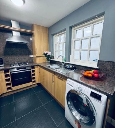Queens Townhouse - 4 Bed