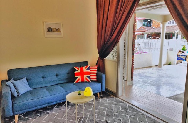 Queensbay Mall, Up to 5 Pax, 2 Bedrooms, 1 Bathroom, 1 Car Park by Star Home