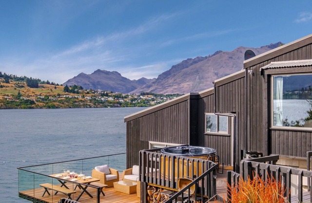 Queenstown Lakefront Dream | 3 Bed | Hot Tub | BBQ