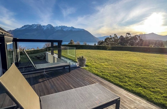 Queenstown Luxury with lake views and a Spa Pool