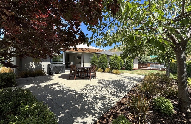 Queenstown, luxury, spacious, Family Home with spectacular views and Hot Tub.
