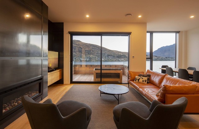 Queenstown Remarkable Lake & Mountain Views