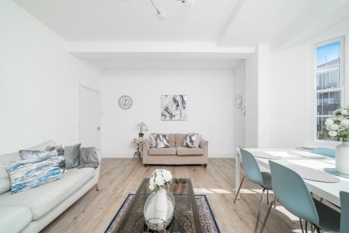 Queensway Dream, Hyde Park