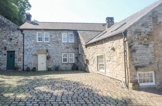 QUERC, pet friendly, character holiday cottage in Stoney Middleton
