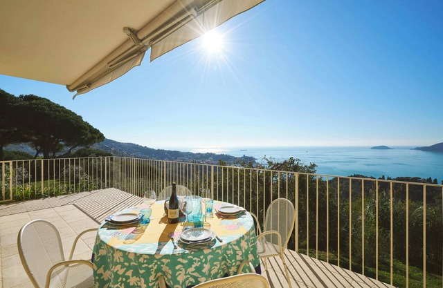 Quercia: 2 BDR, Aicondo, Seaview, Pool, Tennis, plus Private Parking in Lerici!