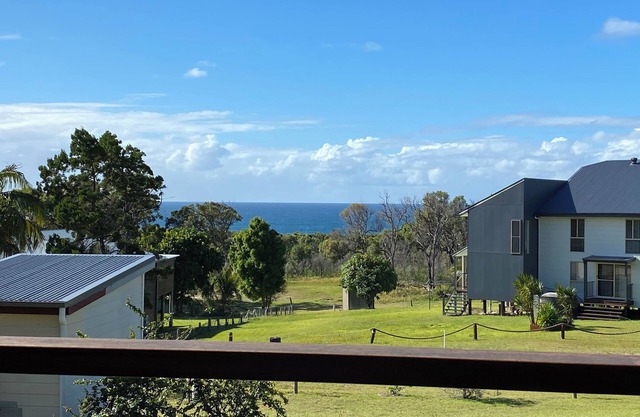 Ques R & R at Orchid Beach. Water views with sea breeze. Relaxing Holiday House.